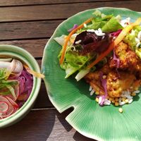 Gebackener Karfiol/ Blumenkohl mit Salat / fried califlower  withe side salad at Hinterhofküche in Linz
