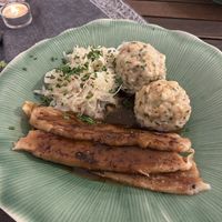 Freitag: 23.01.26 Es kocht: Cornelia - Veganes „Bratl“ auf Soyabasis mit Semmelknödel und warmem Krautsalat + kleines Dessert 12,90€   at Hinterhofküche in Linz