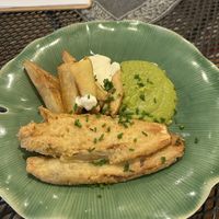 Donnerstag: 02.04.26
„Fish&Chips" - gebackener Chicorée mit Erbsenpüree, Wedges und Mayonnaise, vegan ... € 12,90  at Hinterhofküche in Linz