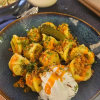 Vegane Wareniki gefüllt mit Tofuhack, dazu Schmand + Chili-Mayo at Kibinas in Leipzig