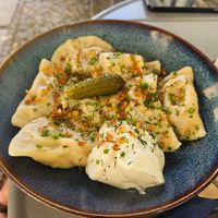 Vegetarische Wareniki gefüllt mit Kartoffeln + Käse, dazu Schmand at Kibinas in Leipzig
