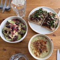 Tartines, salade et velouté aux courgettes.   at  Bien Dans Ma Tasse in Pau