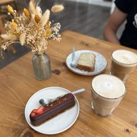 Finger fraise, cake citron/pavot, chaï latté et dirty chaï.   at  Bien Dans Ma Tasse in Pau