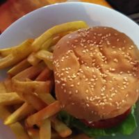 Burger mit Chips at The Beehive in Montpellier