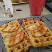 Waffles and smoothie at Deli Bluem in Vienna