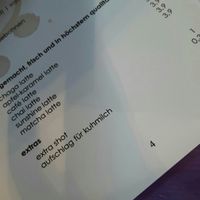 Aufschlag für Kuhmilch at Deli Bluem in Vienna