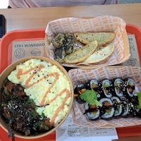 Kimbap tradicional y mix de frituras (vegan) at Tasum in Santiago