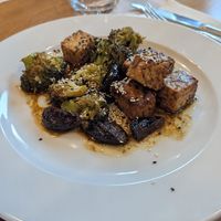 Tempeh glassato con broccoli e prugne at Le Terre - Piatti della Tradizione in Rozzano