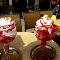 Veganer Erdbeerbecher  at Eiscafe Benito in Wurzburg