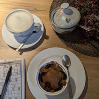 Warmes Pflaumen-Zimt-Küchlein und Cappuccino mit Hafermilch at Café Santa in Bad Essen