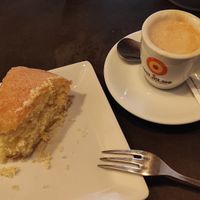 Café con bebida de soja y bizcocho de limón at Bonario Roma in Rome