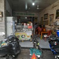 Looking in at Diệu Vy 10k in Ho Chi Minh City