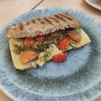 Tostada al gusto con queso vegano, pesto, aguacate y cherry at Bliss  in Santa Maria De Palautordera