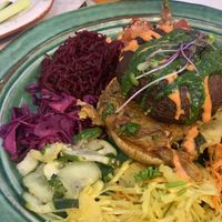 Hambúrguer de cogumelo portobello sob abóbora assada, batata e tomate acompanhado por uma boa salada   at House of Wonders in Cascais