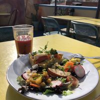 The veggie pie with a salad and fresh juice #Veganuary at House of Wonders in Cascais