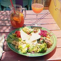 Prato vegano // Sangria com maracujá at House of Wonders in Cascais