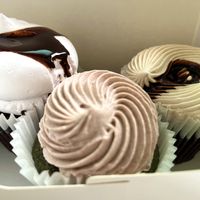 Mugwart (very popular in S Korea it seems like), chocolate & blueberry cupcakes 🧁 SO GOOD! 😊   at Sunny House in Seoul