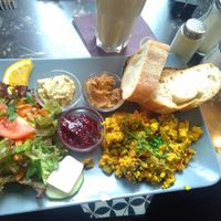 Breakfast with tofu egg and 3 vegan spreads at Dicke Lilli Gutes Kind in Mainz
