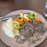 Mushroom stew with mashed potatoes and vegetables at Varangertunet in Vestre Jakobselv