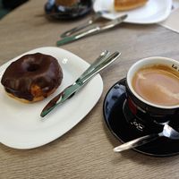 Café doppio y donut at Candy's Cafe in Granada