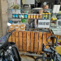 Looking in at Quán Chay 10k in Ho Chi Minh City