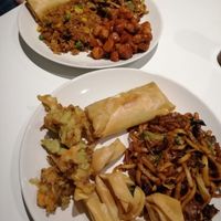 Dos platos combinados , rollito primavera, tallarines, arroz, buñuelos, “carne” en salsa agridulce, rollitos de maíz.  at Cafe y Té Pacífico in Salamanca