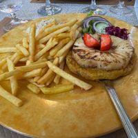 Vegan hamburger with pineapple at A Gruta in Alvor
