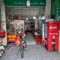 Looking in at Cơm Chay Diệu Vy in Ho Chi Minh City