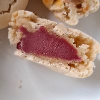 Garniture généreuse 🤤 ! Macaron framboise 🩷 at Giardino Paris｜Pâtisserie & Café in Paris