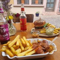Vegan curry worst en vegan burger. at Kalinski Wertheim in Wertheim