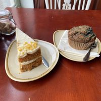 Carrot cake (nice, but a bit too zesty) and blueberry muffin (crunchy outside, but a bland taste) at Koffie ende Koeck in Amsterdam