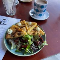 Vegan frittata and chocolate chai at Koffie ende Koeck in Amsterdam