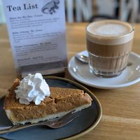 Pumpkin pie and vanilla chai latte at Koffie ende Koeck in Amsterdam
