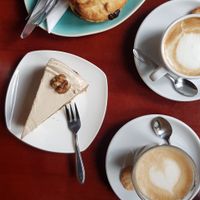 Latte, flat white, mocca cake and scone at Koffie ende Koeck in Amsterdam