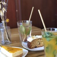 Mango Tango (kombucha & mangosap) & homemade aardbeien-basilicum shrub met carrotcake en passievruchtencheesecake at Koffie ende Koeck in Amsterdam