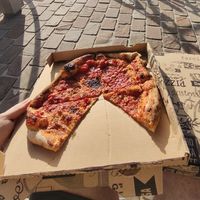 Perfect pizza with a think crust (ask them for Pizza Marinara) at SIM'S PIZZA in Soulac-sur-mer
