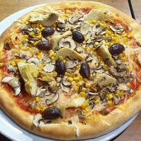 Pizza with self-chosen topics and vegan cheese at Pizzeria Rialto in Neusiedl Am See