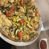 Flammkuchen mit Hummus und Gemüse  at Freund's Lokal in Eferding