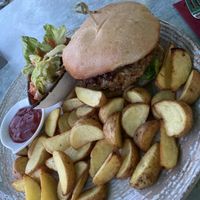 veganer burger mit getreidelaibchen, wedges und beilagensalat  at Freund's Lokal in Eferding