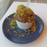 Gelado de chocolate e laranja, com topping de pistacho at Gelataria Gaya Gelato in Montijo