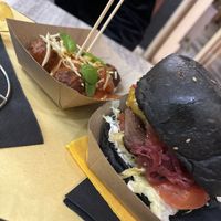Vegane Polpette mit Tomaten-Basilikum-Soße 🍅🌿 / Burger „Pandastic“ als Menü mit Chips und Getränk 🍔  at Panda Burgers  in Olbia