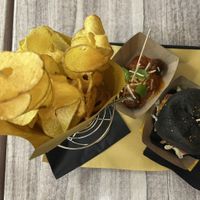 Burger „Pandastic“ als Menü mit Chips und Getränk 🍔 / Vegane Polpette mit Tomaten-Basilikum-Soße 🍅🌿  at Panda Burgers  in Olbia