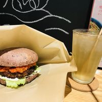 ヴィーガンバーガーとレモングラス🍋のアイスティー at LOVE Pacific Cafe in Nagoya