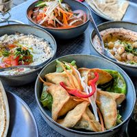 Verschillende voorgerechten maken samen een heerlijke maaltijd at Le Libanais in Mauguio