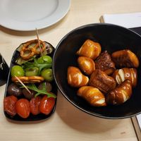 Antipasti (links) und Bretzel Bites (rechts) at Brezeria in Regensburg