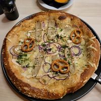 Vegane München Pizza mit Weißwurst at Brezeria in Regensburg
