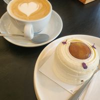 Rhabarbertörtchen und Cappuccino mit Hafermilch at Marisa Luft - Patisserie und Torten (ehem. Café Stöhr) in Lauterbach
