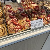 Strawberry Cheesecake Roll 5,20€  at zimtwirbel  in Linz