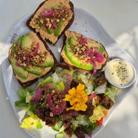 Avo and hummus toast at Mihomi in Schoten