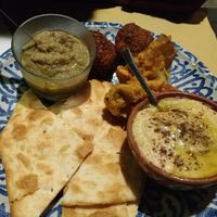 Antipasto misto (falafel, pakoras, pan, hummus y babaganush) at Orient Experience II in Venice